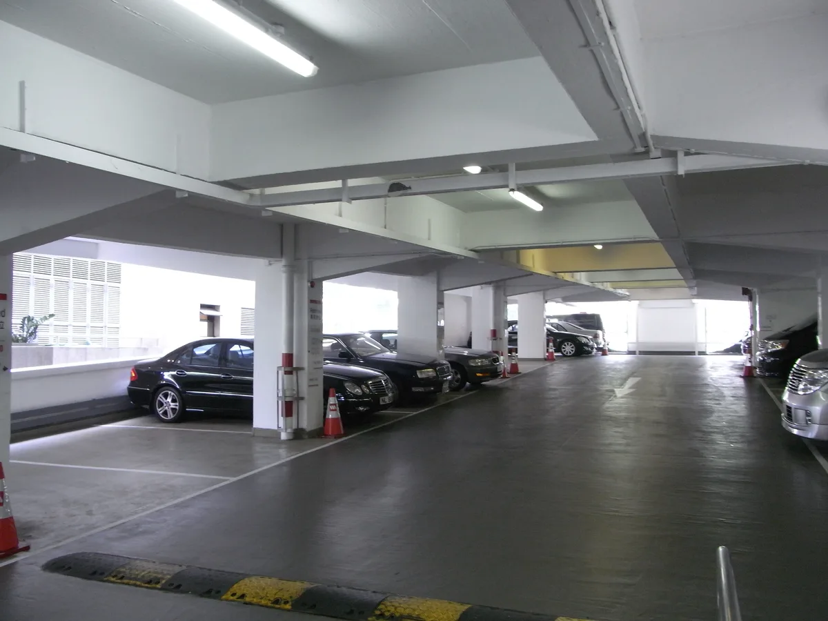 金鐘美利道停車場內，幾輛私家車側向停着，車牌看不清楚。